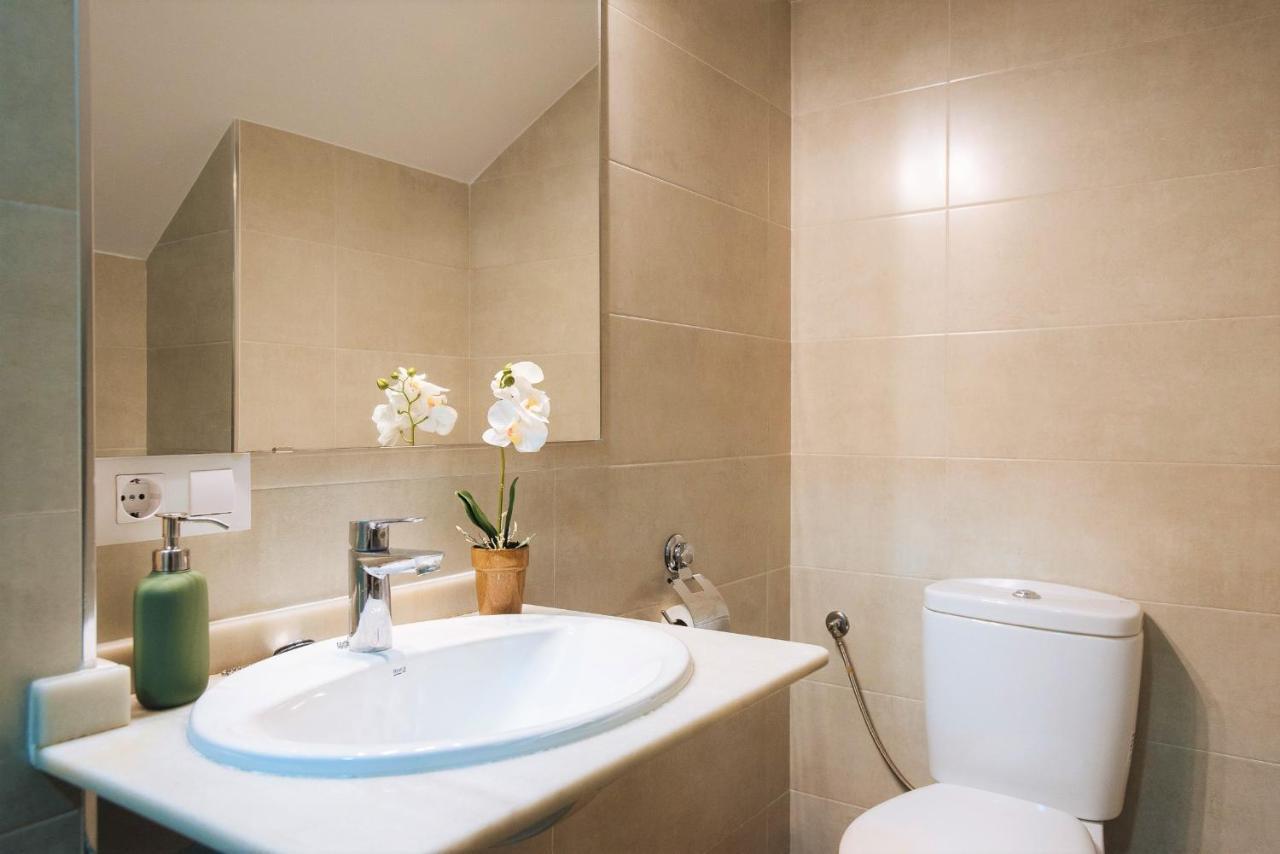 Hostly Rbh0 Modern Apartment Sevilla Bagian luar foto